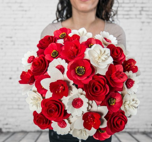 Dřevěná vonící kytice červená – 33 květin