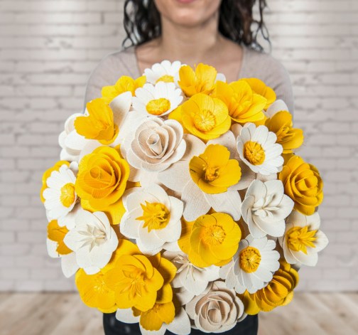 Dřevěná vonící kytice žlutá – 33 květin